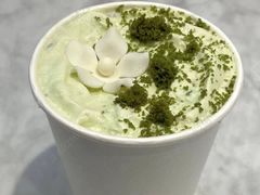 春日山茶草莓山茶花风味咖啡拿铁-哈根达斯(滨江店)