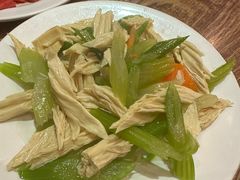 腐竹拌芹菜-清真吴记门钉肉饼·喜多利