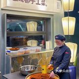 家人们，谁懂啊？火锅店里看到了潦草小狗