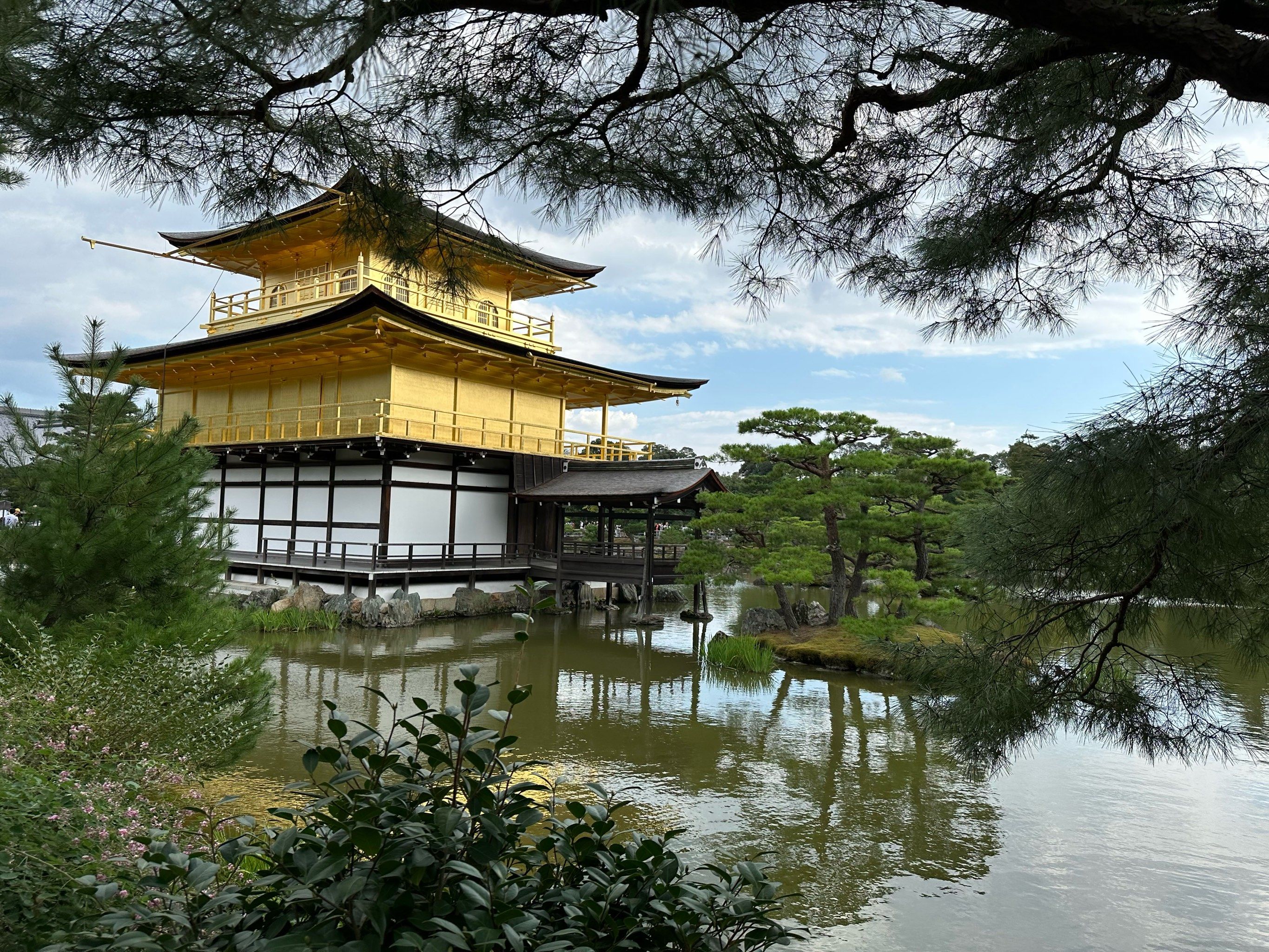 n舍利殿本是室町时代北山文化的建筑,但于1950年金阁寺放火事件中