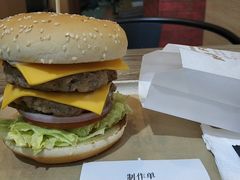 单层芝士牛肉汉堡-牛纽塔·牛人堡(群众路店)