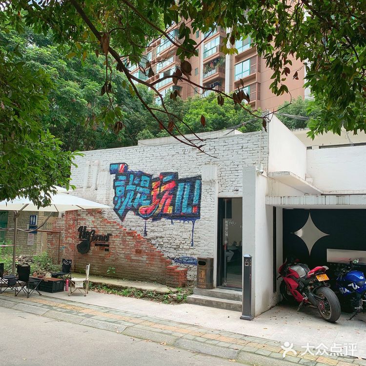 废墟里的超酷机车咖啡店🛺就是开着玩儿