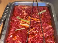 云南土黄鲜牛肉鲜切肥瘦-洱火云南酸菜牛肉火锅(石景山当代商城店)