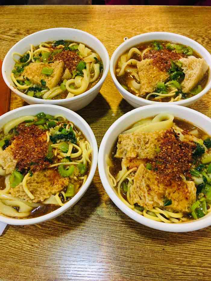 三号黄面-"在学校旁边,中午客流量非常大,标称百年老.