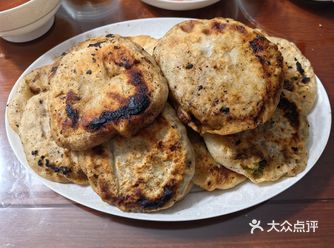 今儿吃馅儿，烙馅儿饼茴香猪肉的，薄皮儿大馅儿