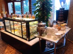 面包甜点陈列柜-大中华希尔顿酒店-念自助餐·嗨啤·小龙虾