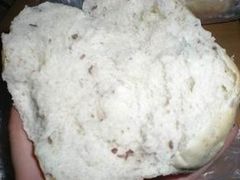 红豆面包掰开后的样子-多乐之日(五道口店)
