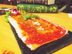 招牌小肥牛-极简·炭火烤肉主题餐厅·龙虾烧烤·烤羊排(宝龙店)