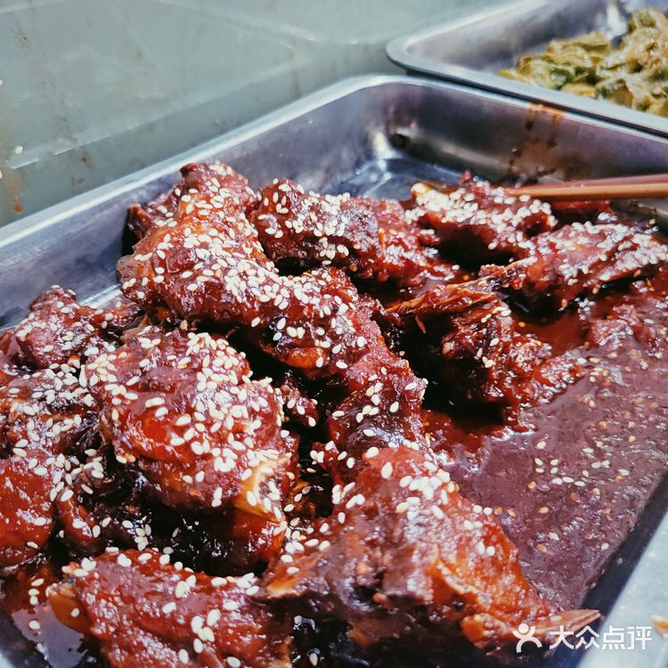 成都老牌苍蝇馆子代表之一，正餐宵夜都🉑，藕汤我能干三碗！