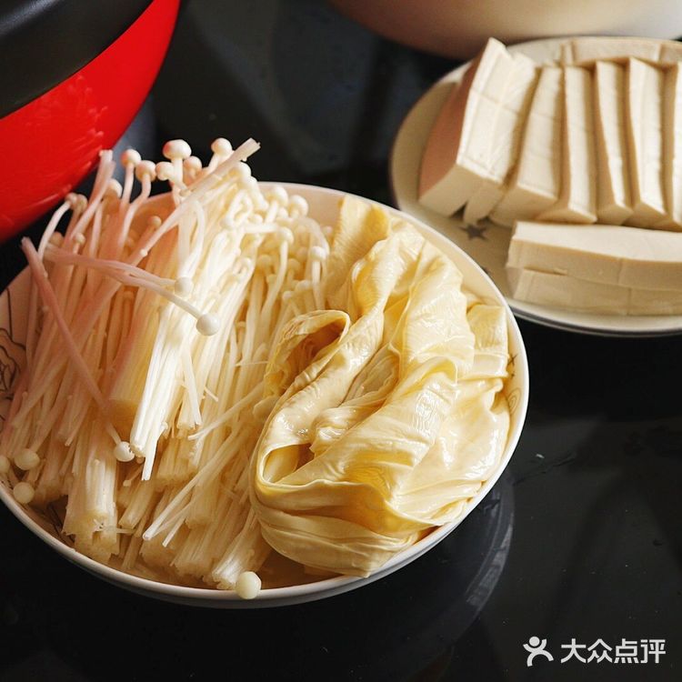 怕不够吃爸爸切了2条年糕下去煮 撑撑撑