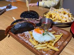 经典牛肉汉堡-HELLO 27 意面·沙拉·帕尼尼