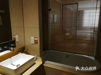 有浴缸，有小冰箱，还有保险柜，简直爽到飞起