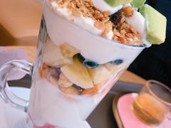 牛油果草莓花式酸奶-Blueglass酸奶(财富购物中心店)