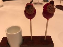 鹅肝甜菜棒棒糖-Amber(置地文华东方酒店)
