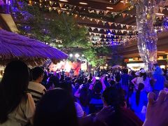 -瑞虹新天地月亮湾