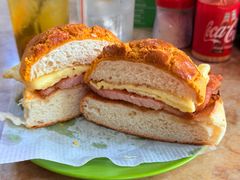 菠萝芝士猪扒蛋包-新鸿发咖啡美食