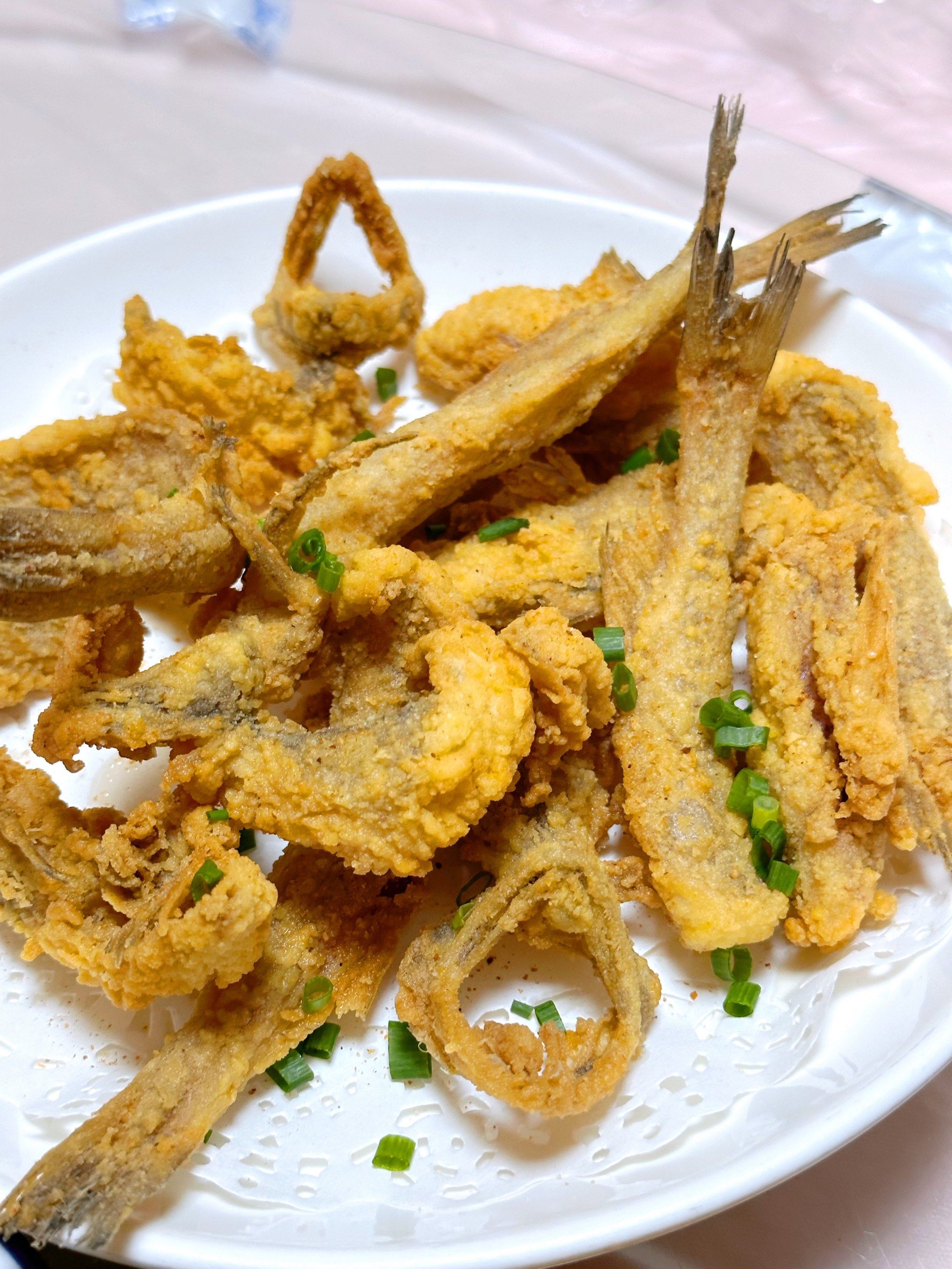 市旁边 很普通的一家小店 就摆放着三个桌子
🐟必点的椒盐小龙鱼