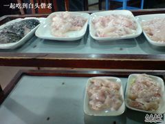 准备入锅的鱼片、鱼皮-重庆乌鱼庄·龙滋鲜(青羊大道店)