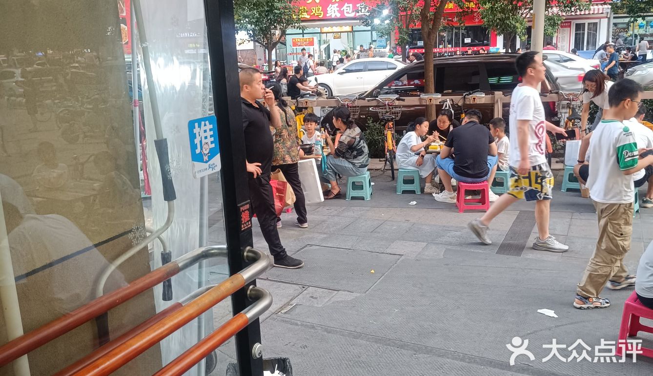 等了没五分钟就上餐了。他家的丸子砂锅不错