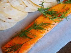 烟熏三文鱼配烤饺子皮和芥末籽酱-BOR Eatery(安福路店)