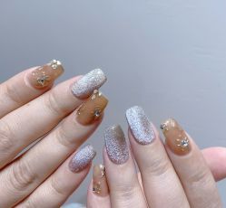 -花岐款式专研健康美甲沙龙