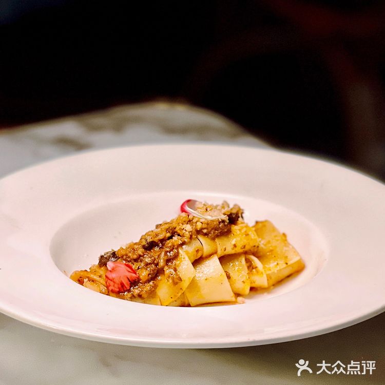 高甜预警｜情人节氛围拉满的烛光晚餐🌹餐厅一楼是玫瑰花花海～