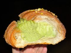 爆浆开心果牛角-BUTTERFUL&CREAMOROUS 黄油与面包(三里屯太古里店)