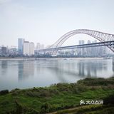 站在长江边上，左右各有三座桥，重庆既是雾都也是桥都