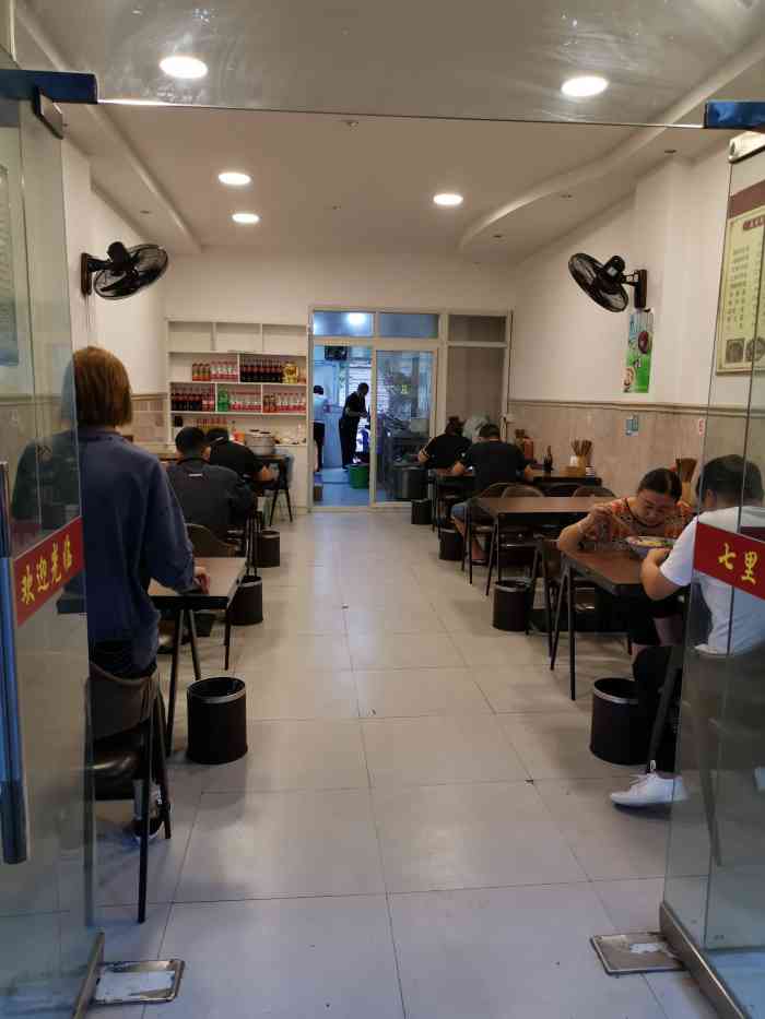 七里香面馆特色土鸡米线-"地址位于西城科景旁边.十字路口旁边.菜鸟.