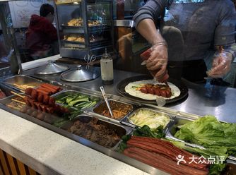 湖南大学小吃街周六日人是真的多