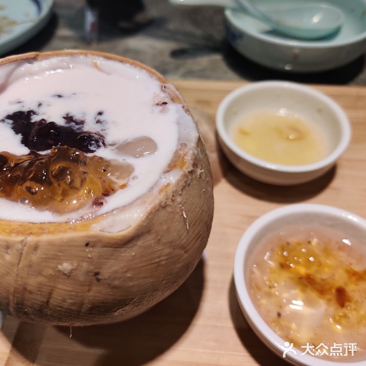 港式大排档的风格,四人桌为主座位很宽敞舒服