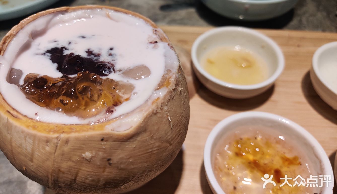 港式大排档的风格，四人桌为主座位很宽敞舒服