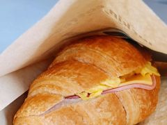 火腿芝士蛋香可颂-瑞幸咖啡(壹航城店)