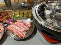 -围炉肉舍•炭烤活鳗•丹东海鲜烤肉(步行街店)