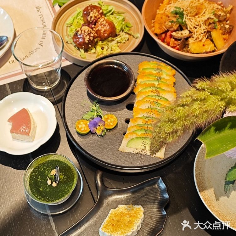 走进成都这家宋式美学素食餐厅