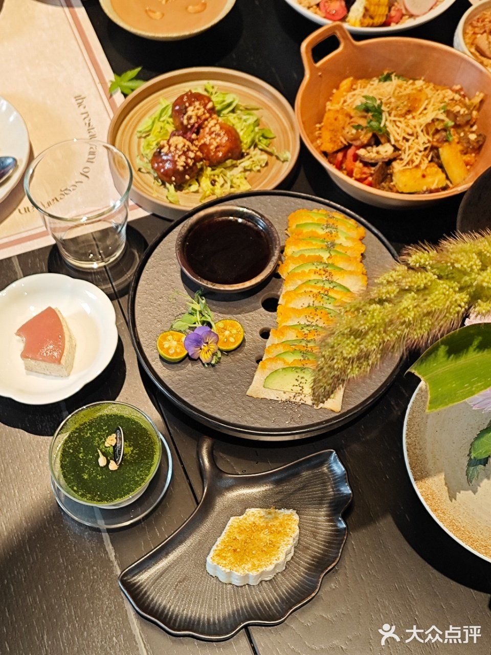 走进成都这家宋式美学素食餐厅