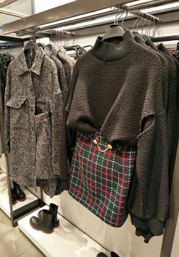 zara(西单大悦城店)-"zara 衣服款式真多,但是打折的衣服质.