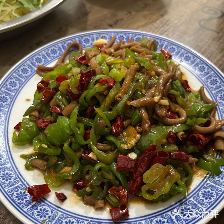 路边牛杂店真的就叫路边牛杂店诶……也太可爱了叭