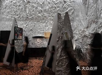 本案的项目条件是需要展示两个产品，画与厨柜产品
