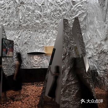 本案的项目条件是需要展示两个产品，画与厨柜产品