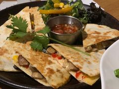 鸡肉馅饼配迷你沙拉-HELLO 27 意面·沙拉·帕尼尼