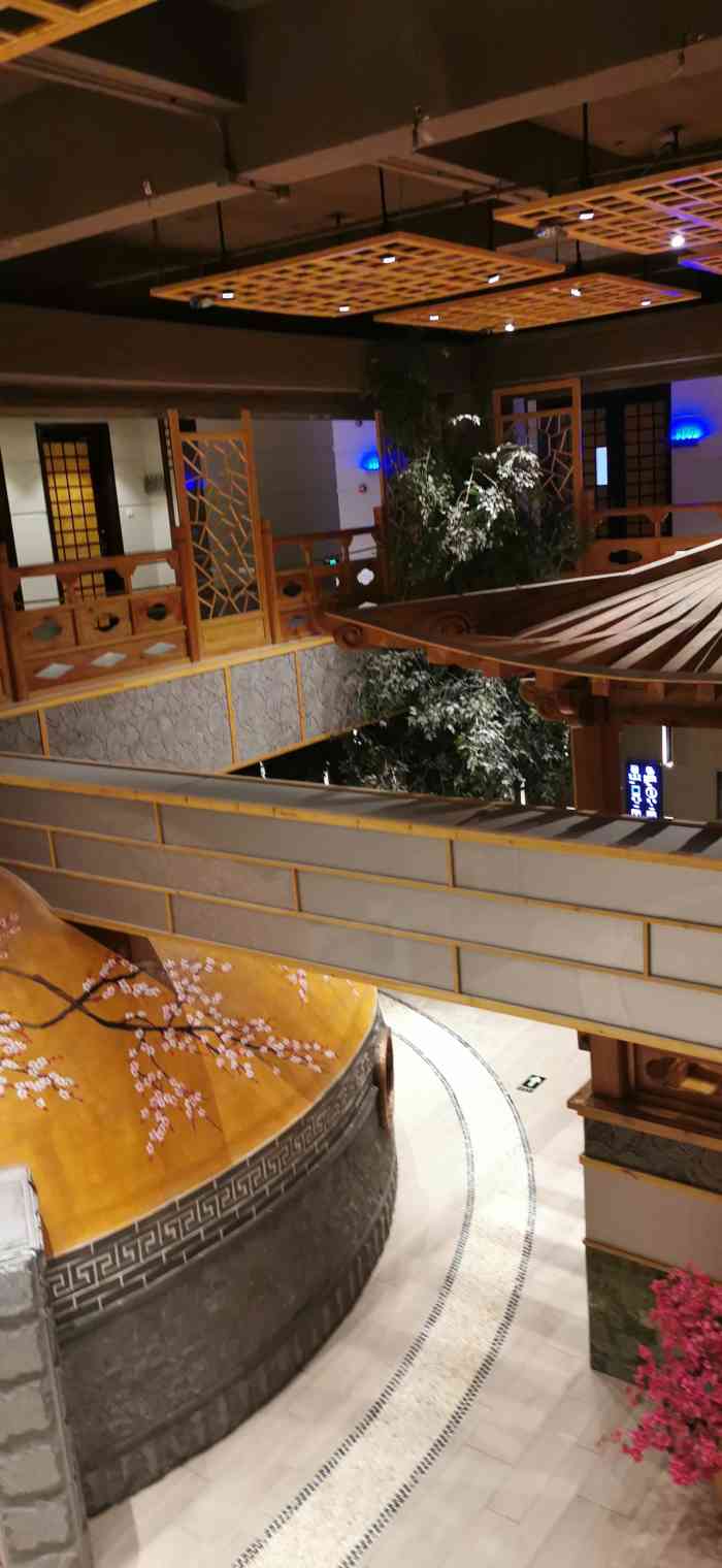箐瓦台休闲养生会所-"碰到一个经理和几个客人吵架,听说是一个女.