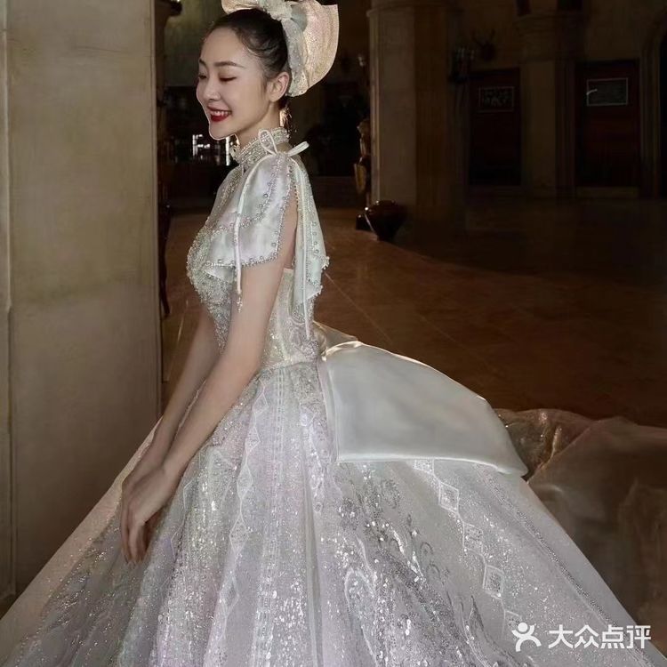 穿上漂亮的婚纱是每个女孩子的梦想！