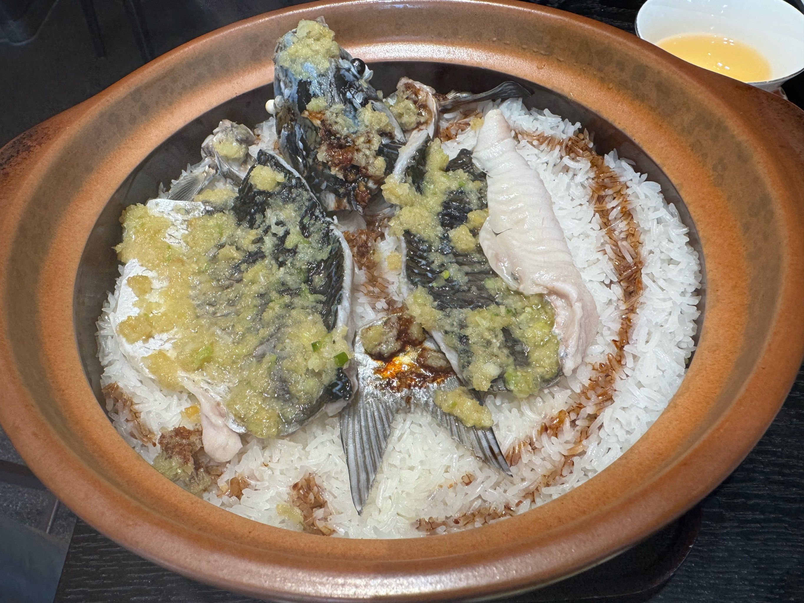 可以系市区食上无骨侧鱼煲仔饭,专人帮手分装