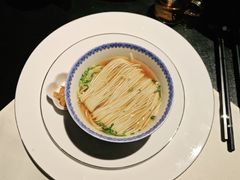 特色奥灶面配蟹肉XO酱-RIVIERA 松鹤楼(外滩店)