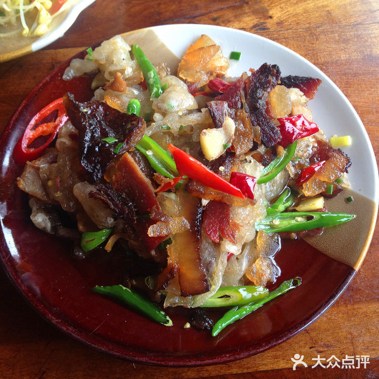大山里的农家院的老腊肉