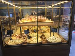 面包甜点陈列柜-啊噗吐呦现场烘焙(麦凯乐店)