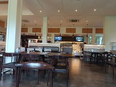 -Chom Cafe and Restaurant