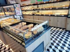 面包甜点陈列柜-皇后饼店(财富广场店)