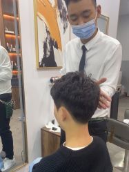 -艺格造型染发烫发